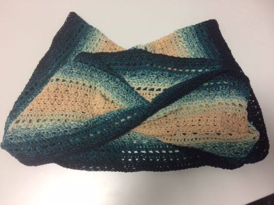 Möbiusschal gehäkelt