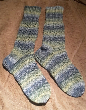 Hat gut geklappt, die Grössentabelle stimmt wunderbar,auch wenn ich bei youtoube nachschauen musste um das Sternchenmuster richtig zu stricken.