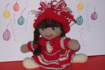 Meine Tochter tanzt zur Zeit in der Garde. Deshalb habe ich ihr dieses Püppchen als Maskottchen gehäkelt in den
Farben ihrer Garde.