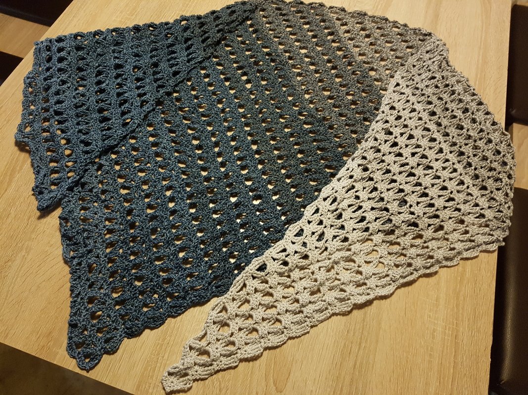 Häkelanleitung Dreieckstuch "Sanfte Brise" mit 1 Bobbel gehäkelt