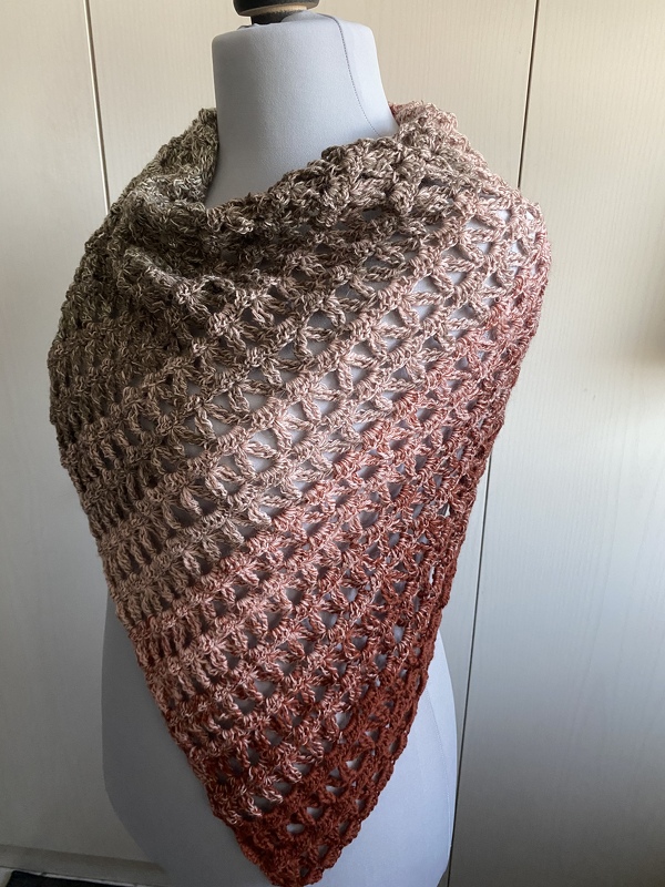 Häkelanleitung Dreieckstuch &quot;Sanfte Brise&quot; mit 1 Bobbel gehäkelt