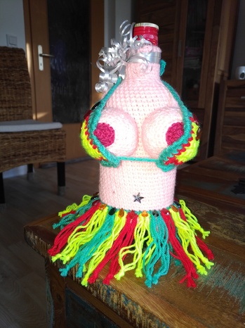 als Jamaika-Püpi mit einer guten Flasche Rum darunter.