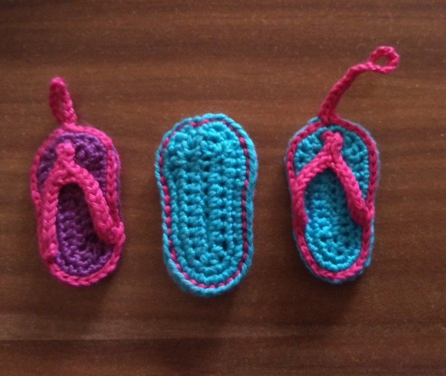 Crochet pattern for a cute key chain &quot;beach sandal&quot;