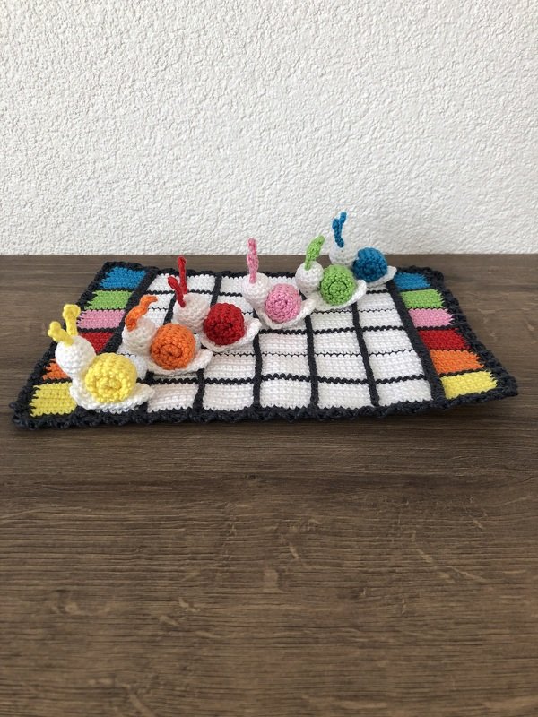 Crochet pattern for a funny family game "Snail race"