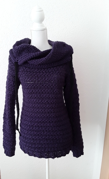 Super schöner Pullover.  Ich denke er ist ganz gut geworden.
Musste die Machenanzahl etwas anpassen, da ich dickere Wolle genutzt habe.
Den Kragen habe ich ein bisschen abgewandelt, da er mir persönlich zu lang war (habe ihn umgeklappt und die Kordel nur durch den hinteren Teil laufen lassen). Die Kordel habe ich mittels iCord und 2 Häkelnadeln gemacht. Das Bündchen ist gestrickt