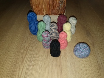 Habe es mit meinen Wollresten gehäkelt. Alle verschieden groß... :')
Aber die Kinder in der KiTa meines Sohnes, haben sich über das Spiel sehr gefreut.