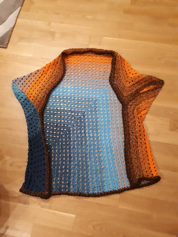 Ich denke, dass hat alles ganz gut geklappt. Ich hab einen 4-fädrigen Bobbel mit 1000m Lauflänge aus Baumwolle-poly Mischung verwendet. Der nächste Sommerabend auf der Terrasse kann kommen.
(Bild scheint etwas verzerrt zu sein, aber man erkennt es)