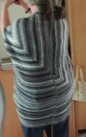 Beschreibung ist toll, leider finde ich für meine Größe (Breite! ;-)) die Weste etwas zu lang, aber eine Freundin hat sich riesig darüber gefreut.