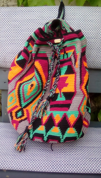 Juhu.... Ich hab sie fertig...
Die Anleitung ist einfach klasse,.habe das Original Garn genommen, nur die Farben sind etwas anders als in der Anleitung. Das rote Garn war ziemlich knapp, etwa 30cm waren übrig, falls ich noch eine davon häkel, kauf ich eines mehr....
Danke an Julia/Panic für das tolle Design....