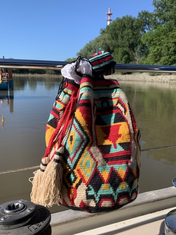 Gestern habe ich endlich meinen Mochila-Beutel fertig bekommen. Damit er lange hält habe ich noch einen weißen Beutel als Futter eingenäht. Es ist ein unglaubliches Projekt, dass echt Geduld erfordert. Aber es lohnt sich!
Die Anleitung ist perfekt geschrieben. Wenn man so etwas noch nie gehäkelt hat, empfehle ich aber vorher auf jeden Fall den angebotenen Kurs zu machen und an kleineren Objekten zu üben. Die Designerin bietet auch eine kostenlose Anleitung für einen kleinen „Beutel“.
#Tapestry #Mochila #Tasche #Unikat