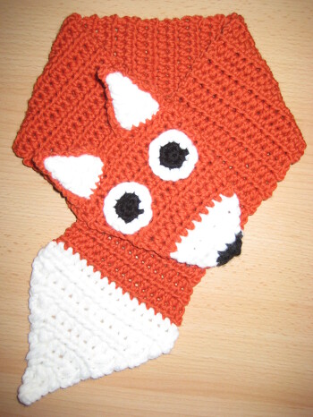 Den Körper habe ich mit On Line 20 Cora gemacht in Fuchsrot, Mit Nadelstärke 5 gehäkelt. Weiß und Schwarz habe ich Boshi No. 2 genommen und mit Nadelstärke 4 Gehäkelt. So wirkt es etwas plastischer und wuscheliger und hebt sich als Kontur besser ab. Es hat total spaß gemacht und ging richtig schnell. :)