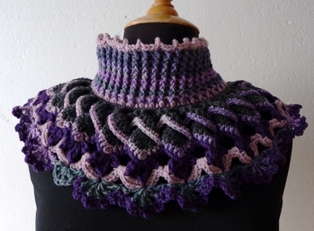 Wieder eine prima Anleitung von Petra. Gut erklärt, schnell gehäkelt, sieht attraktiv aus und ein praktischer Begleiter für die windigen Herbsttage mit gleichzeitigem Schutz für Hals und Schulter.
Gabriele
www.boridesign.blogspot.de