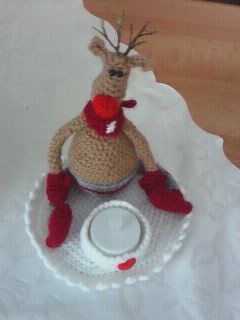 Ich habe den Teelichthalter  mit dem Rentier und auch mit dem Schneemann gehäkelt. Nach der Anleitung kann man sehr gut arbeiten. Ich benutze als Unterlage eine Korkscheibe und eine alte CD, das gibt auch sehr guten Halt.