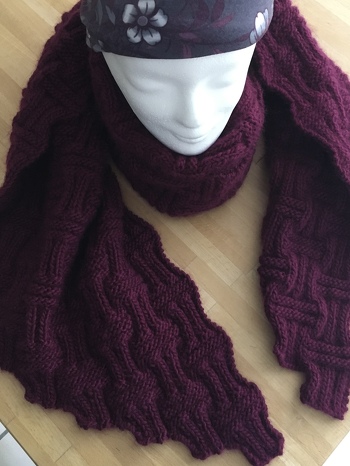 Vielen Dank an WollwunderPetra für diese schöne Anleitung.
Hat Spaß gemacht, zu sehen wie das Muster wird und der Schal länger wird.
Mein fertiges Stück wird ein Geschenk; bin mal gespannt….