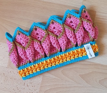 Habe für Kopfumfang 52 mit Nadelstärke 4 gearbeitet. Eine Spitze weggelassen und unten beim Verbinden der Teile jeweils eine Luftmasche zusätzlich gemacht. Das Drehen habe ich nicht auf Anhieb verstanden aber Petra Perle hat zum Glück geholfen!
Farben nach Wunsch meiner 2.5 Jährigen Nichte: Pink Blau Gelb Orange Goldglitzer.