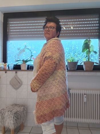 Das Muster hat mega viel Spaß gemacht, nur unter den Ärmeln etwas knapp..Werde ich bestimmt noch mal zaubern