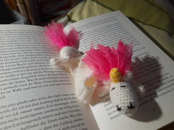 Lesezeichen sind immer prima und nach ein paar Ratten durfte auch mal ein Einhorn dran. Horn und Beine mit meinen Händen schwierig aber an sich eine tolle Anleitung