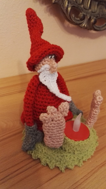 Wie in der Rezension beschrieben, hat mein Herr Klaus nackte Füße, weil ich ihn meiner Fußpflegerin geschenkt habe...