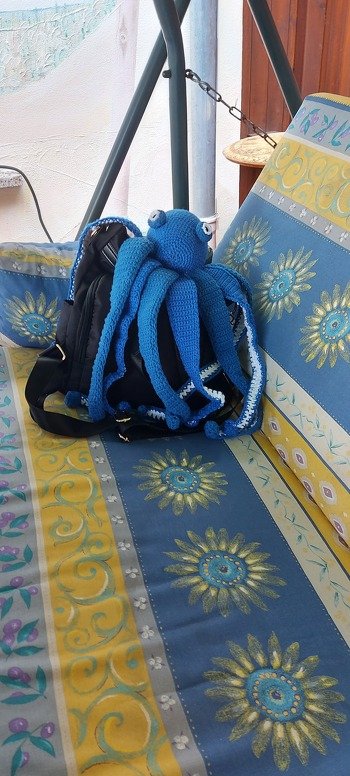 Das kleine blaue Karlchen ist niedlich und schnell zu häkeln...