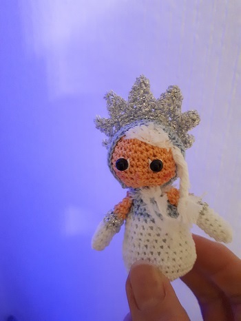 tolle Anleitung. Hier ist meine Schneekönigin im Mini-Format. Hier liegt jede Menge Schnee, da ist sie genau in ihrem Element, eisige Kälte, brrrrrrr