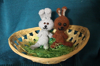 Ich hab gleich mal zwei Hasen gehäkelt und als kleine Geschenke zu Ostern produziert. Der braune Hase war der erste Versuch, da habe ich die Ohren zweifarbig gemacht, beim zweiten dann nicht mehr, da ich keine Wolle mehr hatte die etwas absticht. Die Augen sind Sicherheitsaugen. Beim ersten Hasen war der Körper dann so extrem dünne, da habe ich dann nochmals aufgetrennt und eine Reihe mehr Verdoppelungen gemacht, damit er etwas dicker wird. Meine Nadelstärke ist 2,5.