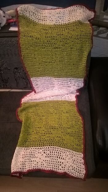 Ich habe knapp 3 Wochen an den Tischläufer gehäkelt. Ich muss dazu schreiben, das ich daran nicht jeden Tag gearbeitet habe. Die Anleitung ist einfach zu verstehen und man kommt gut zurecht. Ich musste nicht einmal von neu anfangen