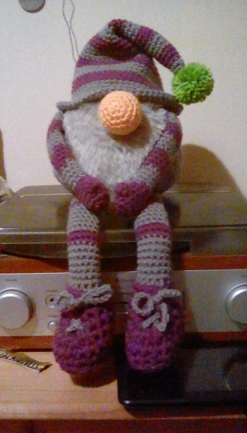 Ich mag den einfach.... Willy sitzt normalerweise im Flur und hält wichtige Notizen und Briefe fest....
Super Anleitung, nat sehr viel Spass gemacht ihn zu häkeln. Ging super schnell...