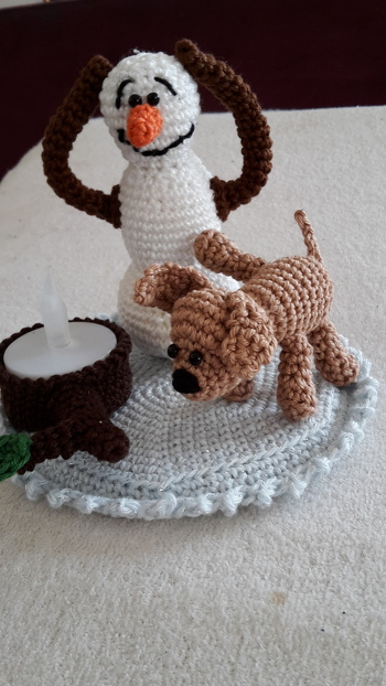 Total witzige Anleitung, die ein echter Hingucker ist. Schnell zu häkeln und toll beschrieben. Als Untergrund habe ich Bierdeckelrohlinge genommen und mehrere aufeinander geklebt, um etwas Höhe zu erhalten.