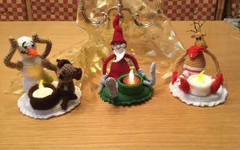 Ich hab mir alle 3 Anleitungen gegönnt. Eine schöner wie die andere! Für den Schneemann hatte ich leider keine Catania daheim.... wollte aber unbedingt einen fertigen. So musste halt die Schachenmayr Bravo herhalten..... ist nicht ganz so fein, wie die Catania, aber auch lustig.
Die Anleitungen sind übersichtlich gestaltet und sehr verständlich geschrieben. Ich bin gleich losgezogen und hab mir die Kork Untersetzer gekauft. Die passen perfekt. Der „Gerch“ wie mein Mann den Weihnachtsmann getauft hat, hat einen Verschluss vom Gurkenglas bekommen.
Alles zusammen: Anleitungen sind echt super und wirklich ihr Geld wert.
Den Elch Türkranz hab ich auch gefertigt und er ist auch so schön geworden.