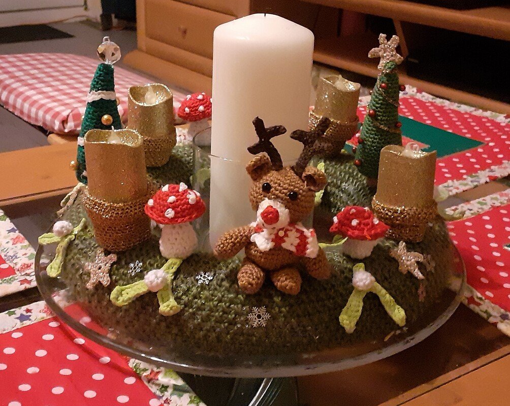 Gestrickter Adventskranz  mit gehäkelten Amigurumi-Motiven
