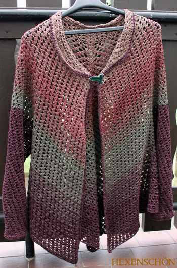 Etwas abgeändert, damit ich es als Jacke häkeln konnte. Komplett im Muster C, abgesehen vom Kragen.