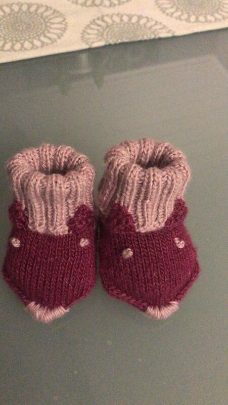 Fuchs Socken für Neugeborene und Babys - Strickanleitung Erstlingssocken