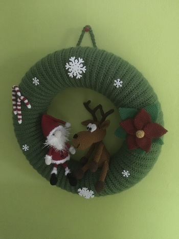 Anleitung ist sehr gut geschrieben. Musste nur erst etwas tüfteln, da die Figuren zu groß wurden. Hab dann Filethäkelgarn genommen, das hat dann super gepasst.Gibt ein Weihnachtsgeschenk für einen lieben Kollegen. Da ich jetzt weiß wie es geht, wird der Kranz bestimmt nochmal gemacht.....