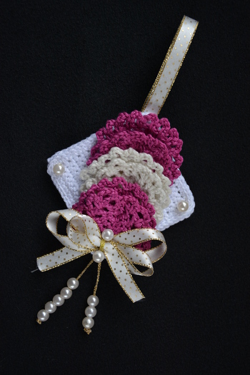 Wer einen Baumbehang sucht, den nicht jeder hat, ist hier bestens aufgehoben. Super verständliche Anleitung mit vielen Bildern machen das Nacharbeiten sehr leicht. Der eigenen Kreativität sind keine Grenzen gesetzt, sei es in der Farbauswahl oder in der Deko wie z.B. Perlen, Bänder, Schleifen etc. Einfach super......