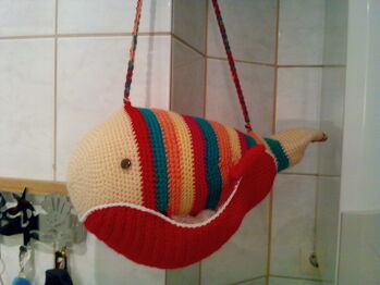 Habe die Anleitung ein wenig abgewandelt, der Fisch hat am Bauch eine Öffnung, in die ich einen Vorrat an Müllbeutel für das Kosmetikeimerchen verstaut habe.