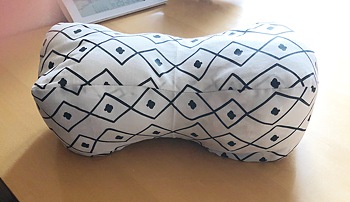 Kinderleicht! Ich selbst kann absolut nicht nähen, aber meine 12 jährige Tochter hatte einen 3 tägigen Nähkurs in der Schule und hat dort einen einfachen Kissenbezug genäht. Die Anleitung des Leseknochens war ihre erste richtige Nähanleitung und sie hat es ganz allein geschafft. ( Ja, hier hört man eine stolze Mama ;) ) Ein Bild davon ist in der Galerie zu sehen. Vielen Dank