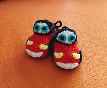 Die Schuhe sind sehr klein, werden dem Neugeborenen nicht passen.
