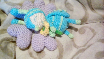 Er ist ein kleiner Kuschel-Käfer geworden....
Hab Catania verhäkelt und das Baumwollgarn von Hjerte, ich finde das ein bisschen weicher, für Kuscheltiere 