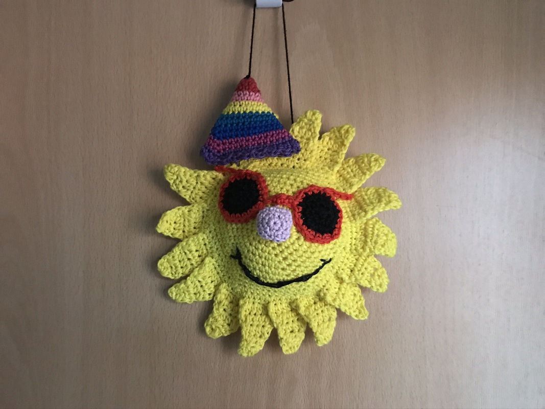 Schwamm Sonne mit Regenbogen-Mütze, für Bad und Küche, gehäkelt von Dadade