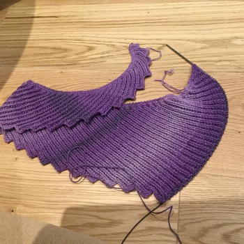 Das Muster ist supergut zu stricken. Ich habe Fernerwolke mit Seide verwendet. Leider habe ich kein Bild vom fertigen Drachenschwanz, weil ich den gleich verschenkt habe.