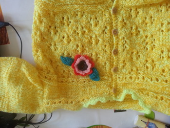 Da kann man sehr schön Babysachen auf Hübschen .Und die Anleitung ist für sogar Anfänger geschrieben .Leicht zu Häkeln