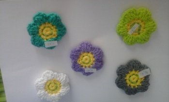 Diese Häkelanleitung war superleicht nachzuhäkeln. Ich habe Magnetblumen daraus gemacht (Blume 2x häkeln und in der Mitte einen starken Magneten).