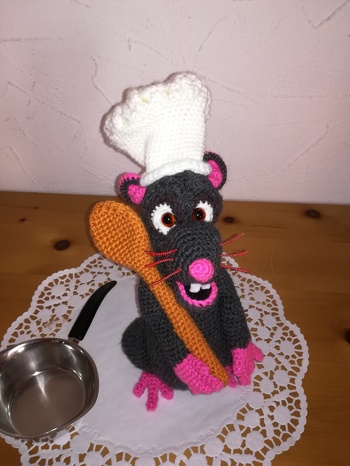 Anleitung zum Häkeln war einwandfrei, die Krallen haben mir etwas Schwierigkeiten gemacht, da sehr klein sind. Zum Zusammensetzen hätte ich mir etwas mehr Bilder gewünscht. Hat trotzdem alles gut geklappt, bin sehr zufrieden mit meinem kleinen Koch.