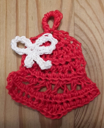 Schöne Anleitung die gleich zwei Größen beschreibt!!! Mit einem kleinen Anhänger machen sich diese Glöckchen auch am Weihnachtsbaum gut!