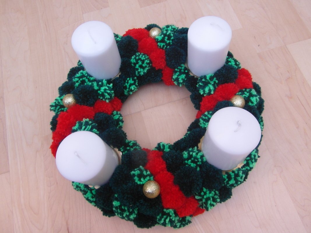 Kostenlose Anleitung: DIY - Weihnachtskranz aus Bommeln