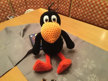 Anleitung ist sehr gut geschrieben. Gefertigt ist der klein Rabe sehr schnell, weil das Garn dick und kuschelig ist. Habe mir das org. Garn bestellt und es ist sehr sehr weich. Grad super für Lieblingskuscheltiere.
Ein ganz schnell gefertigtes Tierchen als Weihnachtsgeschenk für meinen kleinsten Enkel. 6 Monate alt
Die Anleitung kann ich nur empfehlen, auch super für Anfänger geeignet und man sieht sehr schnell den Erfolg.