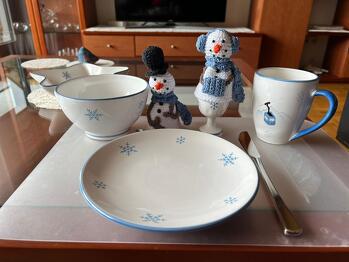 Die Anleitung hat wirklich Spaß gemacht. Ich habe die Farben ein wenig an das Geschirr angepasst.