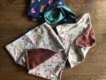 Ich hab viele Varianten jedoch ohne Fleece  genäht
( Oma Ella Anleitung )👍👍👍 👍👍
Für 8 jährige habe ich den Schnitt jedoch in der Höhe breiter gemacht . Dadurch finde ich ist der Loop kuscheliger