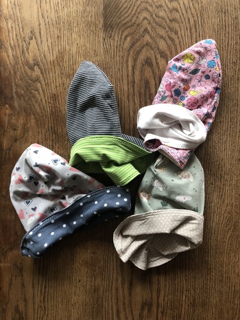 Nach Oma Ellas Anleitung
Super schnell jedoch ohne Fleece genäht.
Allerdings sind die Mützen entsprechend der Größe ein wenig zu lang.