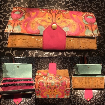 Anleitung hat super geklappt, ich kann sie jedem nur empfehlen. Ich liebe meinen neuen Geldbeutel Onyx und es passt sooooo viel rein.
Ich fand schon das Design mit den Eichhörnchen so toll, da ich nicht auf einen Stoff warten wollte, habe ich für das Außenteil einen weißen Baumwoll Canvas genommen und mit Foto Transfer das ausgedruckte Bild auf den Stoff übertragen, dann noch mit Odicoat versiegelt und fertig war meine eigen erzeugter „Digitaldruck“ für meinen Geldbeutel.
Beim Rest habe ich brav der Anleitung gefolgt und ich finde das Ergebnis kann ich schon ganz gut sehen lassen😊